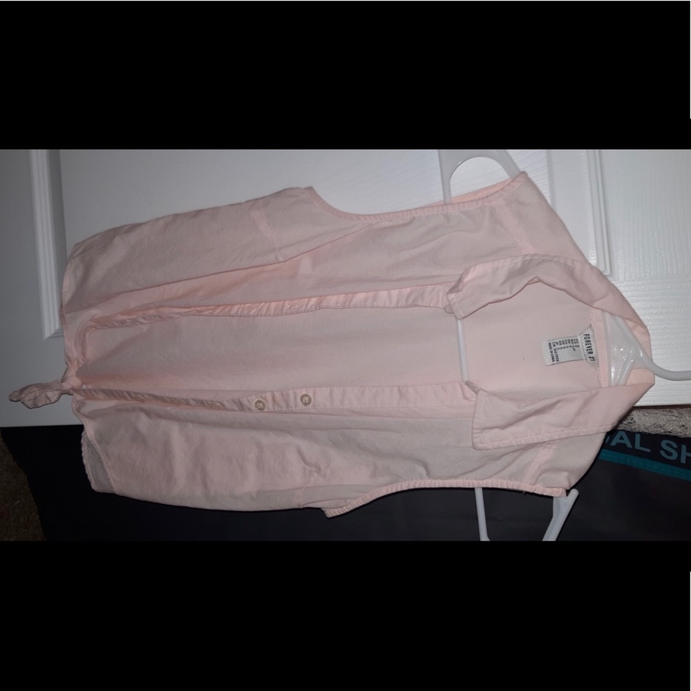 Light pink tie top with buttons and collar